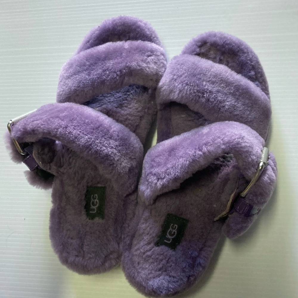 UGG “Fuzz Yeah” Slippers/Sandals - Size 9